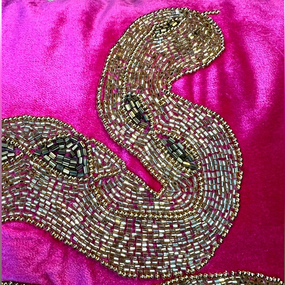 World Traveler Collection NWT Hot Pink Velvety Gold Beaded Snake 18” Sq Pillow - Picture 3 of 8